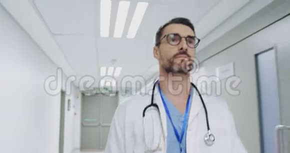 男医生在医院走廊行走4k视频的预览图