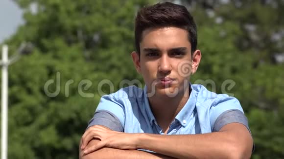 严重的男性西班牙裔青少年视频的预览图