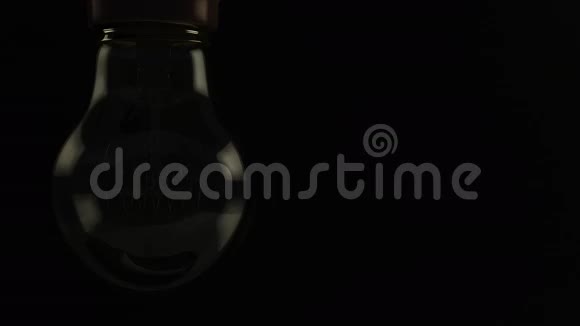 关闭动画的老式悬挂灯泡打开黑暗背景4K决议5秒视频的预览图