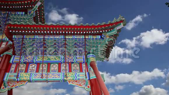 中国北京一座佛教寺庙屋顶的传统装饰视频的预览图