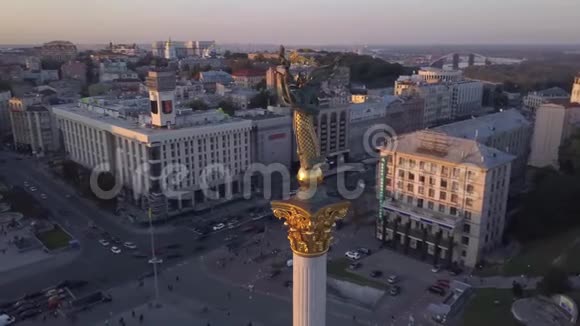独立广场迈丹纪念碑空中飞行基辅乌克兰视频的预览图