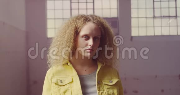 在废弃的仓库里的一个时髦的年轻女人视频的预览图