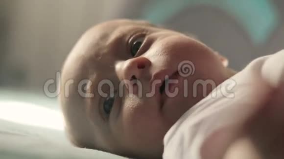 小宝宝的脸视频的预览图