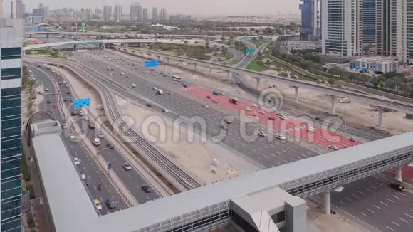 从空中俯瞰迪拜码头和迪拜JLT附近的谢赫扎耶德公路视频的预览图