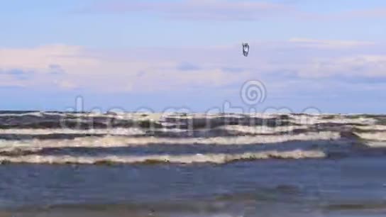 专业的冲浪者在风中准备大海中的风到海洋视频的预览图