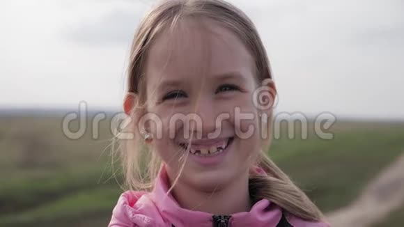 可爱微笑的小女孩的户外肖像视频的预览图