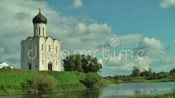 内尔河干涉教堂Bogolyubovo视频的预览图