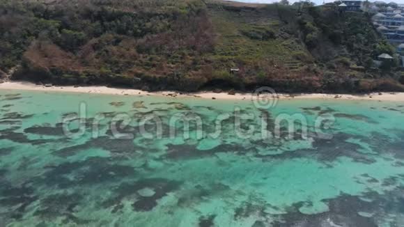 带海水的热带海滩鸟瞰巴厘岛视频的预览图