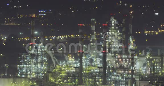 一家大型炼油厂的近时视图视频的预览图