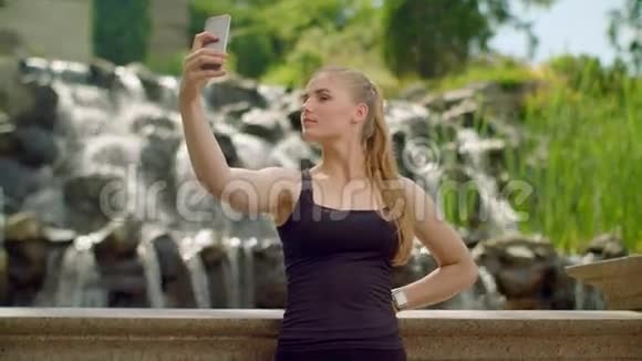 年轻女人在公园自拍自私的女人女人自拍视频的预览图