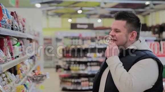 超市里的胖子自己选择食物视频的预览图