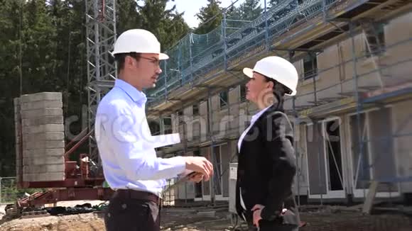 两名建筑师一名男子一名女子戴着白盔施工视频的预览图