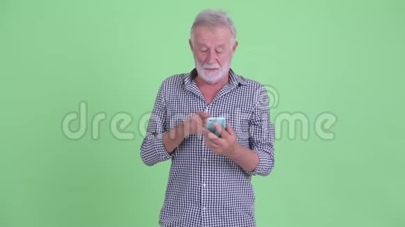快乐的大胡子男人用电话视频的预览图