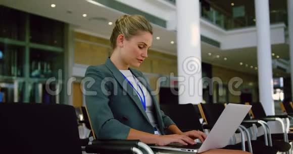 在现代化办公室使用笔记本电脑的商人视频的预览图