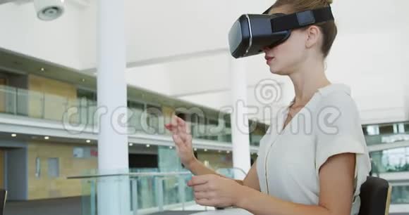 女商人在现代化的办公室里使用虚拟现实视频的预览图