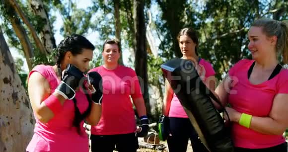 女子在新兵训练营练习拳击视频的预览图