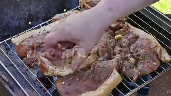 烧烤炉上的生肉牛排视频的预览图