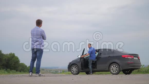 男人试驾车两个男人成交男卖家司机造车车险慢动作视频销售二手视频的预览图
