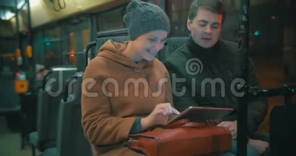 公交车上使用平板电脑的年轻人视频的预览图