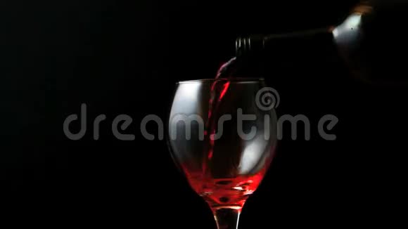 一杯红酒正在倒视频的预览图