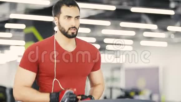 健身房的有氧运动视频的预览图