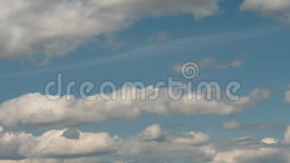 傍晚白俄罗斯的云浮在湖面上视频的预览图