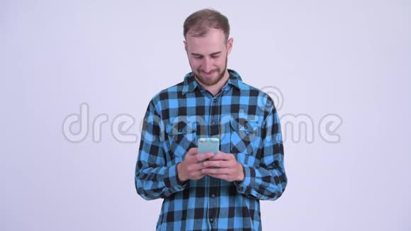 快乐留胡子的时髦男人用电话视频的预览图