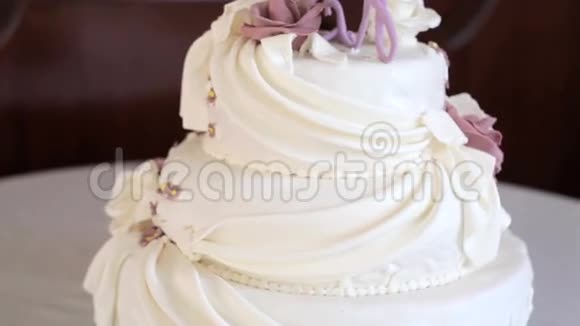 漂亮的三层婚礼蛋糕视频的预览图