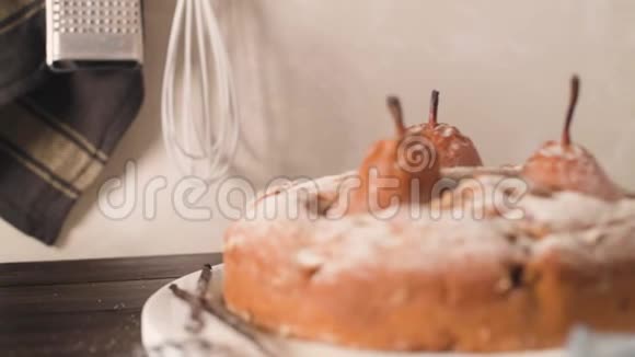 带梨和肉桂的美味蛋糕视频的预览图