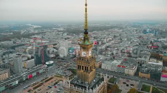 美丽的全景无人机在维斯特拉河和华沙市摩天大楼上斜拉西耶科夫斯基大桥视频的预览图