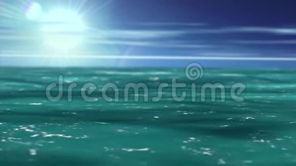 绿色的海波或海浪在天空和多云的背景下运动视频的预览图