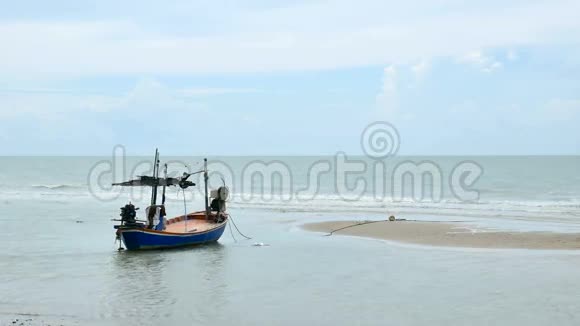 泰国恰姆低潮时当地渔民在海滩上停泊视频的预览图