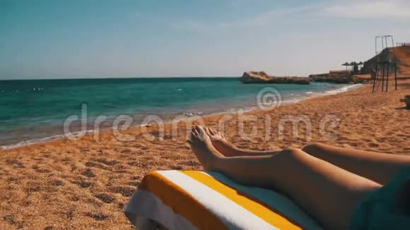 埃及红海附近的沙滩上躺着的睡袍视频的预览图