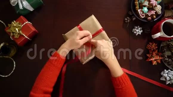 圣诞节和新年礼物包装视频的预览图