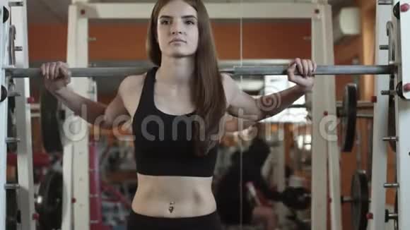 运动女孩在健身房视频的预览图