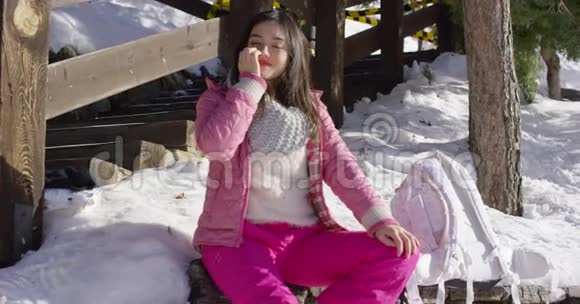 年轻美丽的亚洲女人在冬天放松视频的预览图