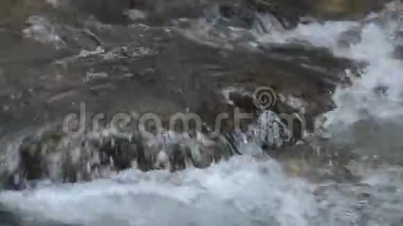 水流冲击岩石波浪在河中飞溅视频的预览图