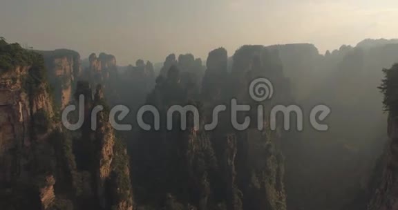张家界武陵源国家公园的岩溶支柱视频的预览图