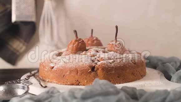 带梨和肉桂的美味蛋糕视频的预览图