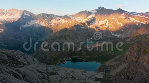 日出时在山上飞行视频的预览图