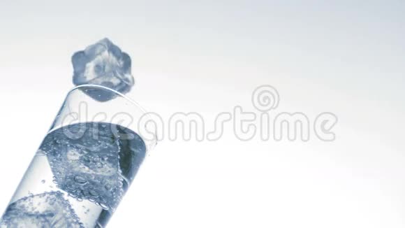 冰掉进一杯水里视频的预览图