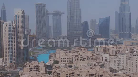 迪拜市中心的天际线与哈利法塔和其他塔的全景从迪拜的顶部视频的预览图