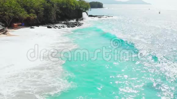 带绿松石海洋和波浪的沙滩鸟瞰视频的预览图