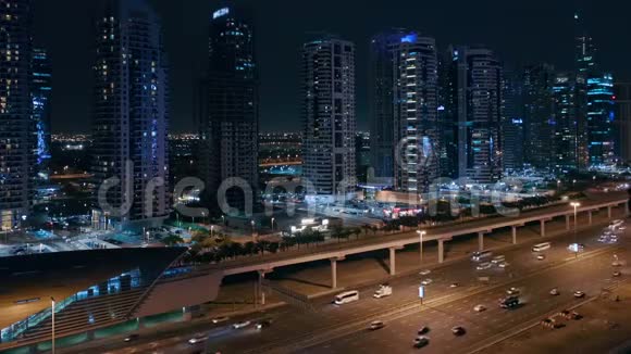 从空中俯瞰迪拜码头和迪拜JLT附近的谢赫扎耶德公路视频的预览图