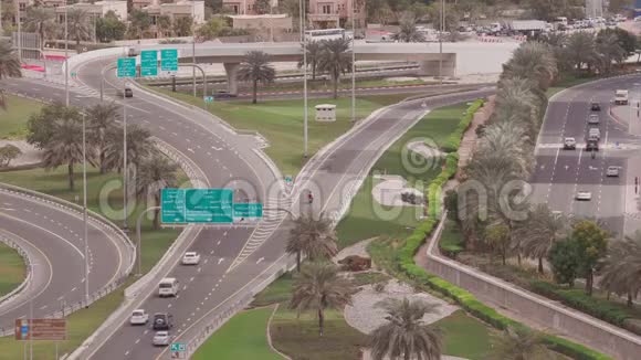在迪拜码头和迪拜JLT附近的SheikhZayed公路上的高空俯视交叉口视频的预览图