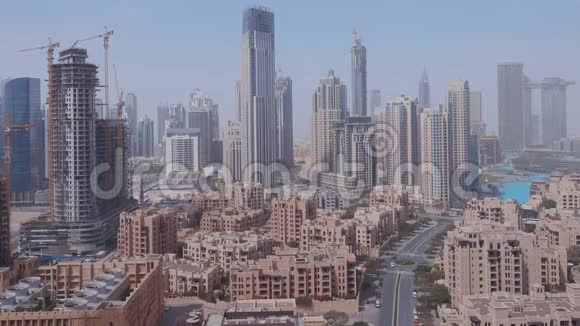 美丽的天际线迪拜市中心和商务湾与现代建筑视频的预览图