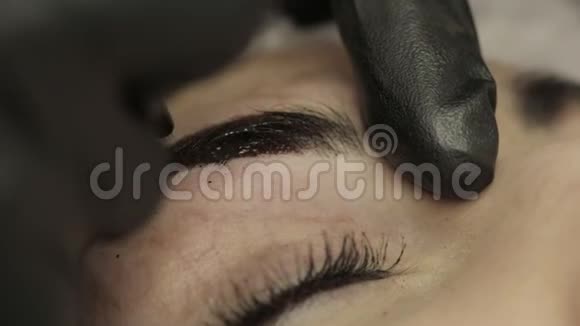 微滑程永久化妆美容师在美容院做永久性眉毛纹身视频的预览图