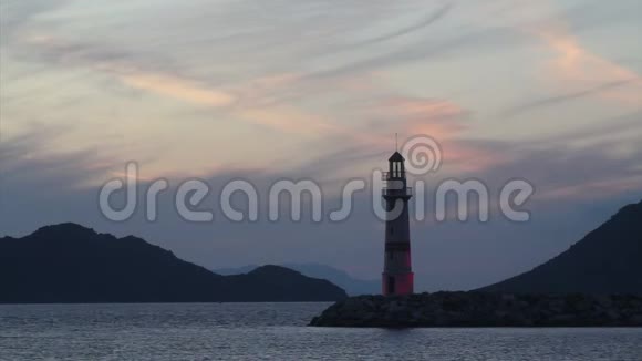 日落时的海景海岸的灯塔海滨城市图尔古特里斯和壮观的日落视频的预览图