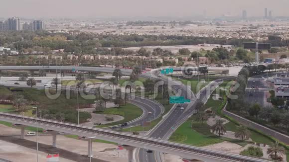 在迪拜码头和迪拜JLT附近的SheikhZayed公路上的高空俯视交叉口视频的预览图