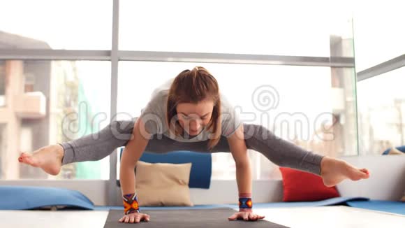 年轻迷人的女人练习瑜伽视频的预览图